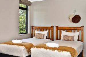 En eller flere senge i et værelse på Parnwell Villa Apartment - The Tropical Oasis