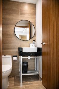 a bathroom with a sink and a mirror at Hotel Vía Norte - Business con parking y acceso rápido al Periférico in Tuxtla Gutiérrez