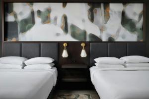 2 letti con cuscini bianchi in una stanza di Indianapolis Marriott East a Indianapolis