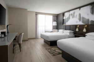 una camera d'albergo con due letti e una scrivania di Indianapolis Marriott East a Indianapolis