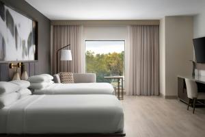 una camera d'albergo con due letti e una finestra di Indianapolis Marriott East a Indianapolis