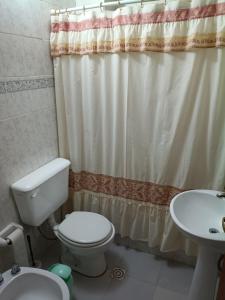 Et badeværelse på Hospedaje 73 M