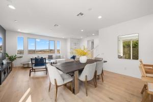 Et opholdsområde på Marbella Lane - Curated 5BR in Upscale RMV Haven