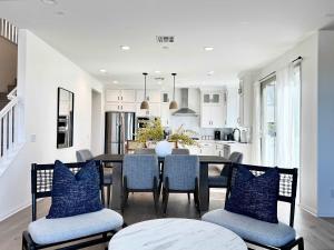 Køkken eller tekøkken på Marbella Lane - Curated 5BR in Upscale RMV Haven + 102 billeder