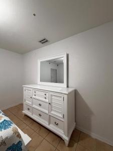 Postel nebo postele na pokoji v ubytování Serene 1-bedroom apartment with AC in Lehigh Acres, Florida