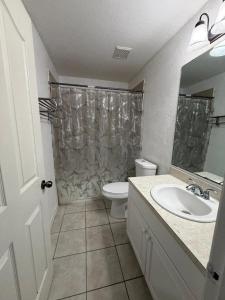 Koupelna v ubytování Serene 1-bedroom apartment with AC in Lehigh Acres, Florida