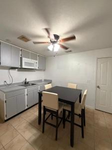 Kuchyň nebo kuchyňský kout v ubytování Serene 1-bedroom apartment with AC in Lehigh Acres, Florida