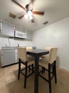 Kuchyň nebo kuchyňský kout v ubytování Serene 1-bedroom apartment with AC in Lehigh Acres, Florida