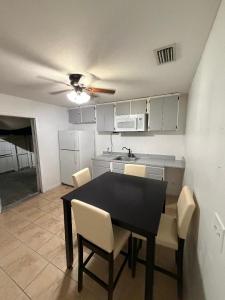 Kuchyň nebo kuchyňský kout v ubytování Serene 1-bedroom apartment with AC in Lehigh Acres, Florida