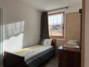 une petite chambre avec un lit et une fenêtre dans l'établissement Appartamenti LITEGOSA casa vacanza 3, à Panchià