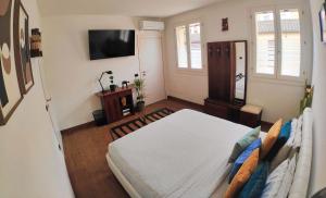 科马基奥Chez Nous的带床和电视的客厅 更多4张照片