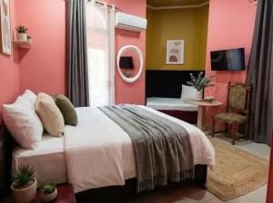 Ένα ή περισσότερα κρεβάτια σε δωμάτιο στο Center Tirana Rooms +12 φωτογραφίες