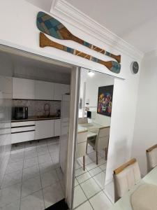 Køkken eller tekøkken på Apt perto da praia com quarto de casal