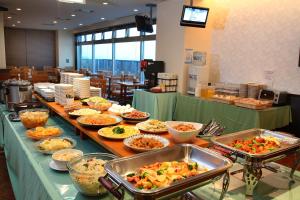 Osaka Joytel Hotel في أوساكا: بوفيه طعام على طاولة في مطعم
