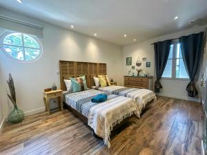 ein Schlafzimmer mit einem großen Bett und einem Fenster in der Unterkunft Modern Provençal Villa At The Forest's Edge in Le Tignet + 32 Fotos