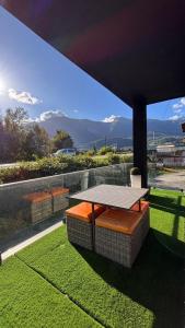 een tafel die bovenop een grasveld staat bij Appartement T3 Terrasse in Frontenex-Villard-Rosset