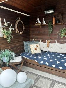 ein Bett und ein Tisch in einem Zimmer in der Unterkunft Modern Cabin With Panoramic Views In Aukland in Høyvik