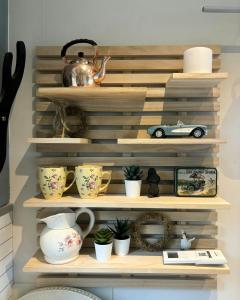 ein Regal mit einem Spielzeugauto darauf in der Unterkunft Modern Cabin With Panoramic Views In Aukland in Høyvik