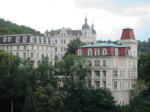 un grande edificio bianco con tetto rosso di Apartment Fairy Tale a Karlovy Vary