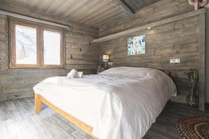 Postel nebo postele na pokoji v ubytování Chalet Du Gariot - Chalet Gariot : authentique et chaleureux MAE-7933