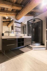 Koupelna v ubytování Chalet Du Gariot - Chalet Gariot : authentique et chaleureux MAE-7933 + 8 fotografií