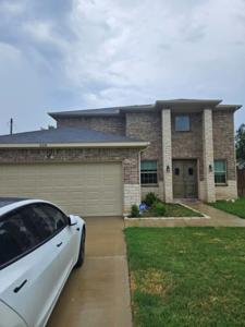 ein weißes Auto, das vor einem Haus parkt in der Unterkunft Downtown Access • Fenced Yard • Sleeps 10 in McKinney