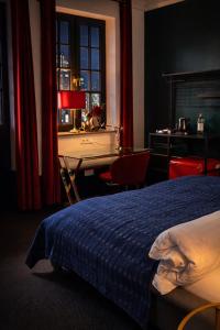 a bedroom with a bed and a table in a room at Sleephotels Suite Garde in Hamburg