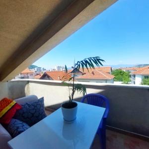 Nespecifikovaný výhled na hory nebo výhled na hory při pohledu z hostelu