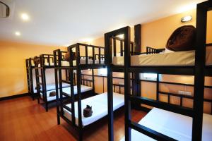 Poschodová posteľ alebo postele v izbe v ubytovaní Twin Palms Hostel Phi Phi