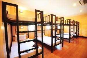eine Gruppe von Etagenbetten in einem Zimmer in der Unterkunft Twin Palms Hostel Phi Phi in Ko Phi Phi + 75 Fotos