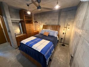 Ένα ή περισσότερα κρεβάτια σε δωμάτιο στο Santas y Santos