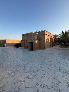 Al Aţīrاستراحة رملة ليوا的沙漠中一座建筑物