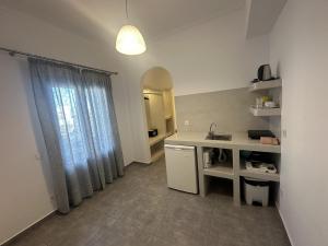 een keuken met een aanrecht, een wastafel en een raam bij Markakis Studios Fira Town in Fira