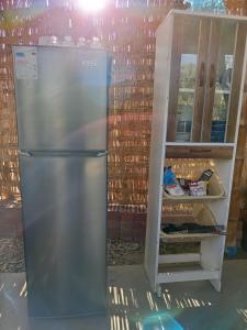 伊察Casa rústica的橱柜旁的不锈钢冰箱