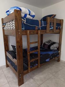 伊察Casa rústica的房间里有几张双层床