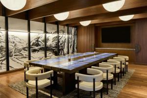ein Konferenzraum mit einem großen Tisch und Stühlen in der Unterkunft The REMI, Scottsdale, Autograph Collection in Scottsdale + 132 Fotos