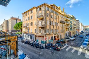 einen Blick über eine Stadtstraße mit einem Gebäude in der Unterkunft Charming 2P ideally located - Garibaldi & Port in La Celle-sous-Gouzon