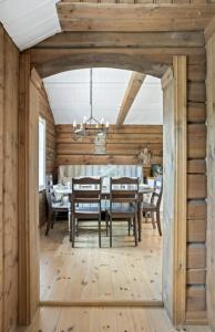 una sala da pranzo con tavolo e sedie di Timber Cabin With Soul At Kvamskogen a Norheimsund