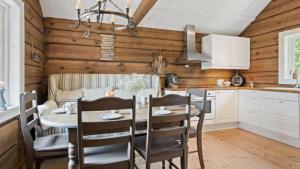una cucina e una sala da pranzo con tavolo e sedie di Timber Cabin With Soul At Kvamskogen a Norheimsund