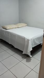 Ένα ή περισσότερα κρεβάτια σε δωμάτιο στο Pousada praia avenida +4 φωτογραφίες