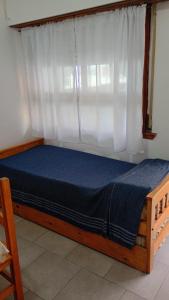 En eller flere senge i et værelse på Yanel