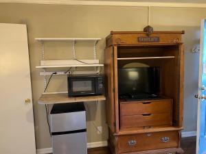 una piccola cucina con forno a microonde e forno a microonde di Lariat Motel a Sparks