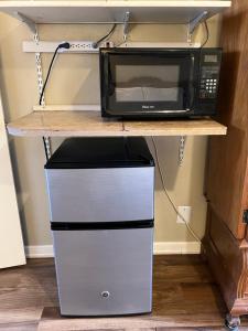 un forno a microonde appoggiato su uno scaffale con due cassetti di Lariat Motel a Sparks