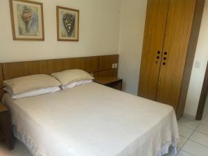 En eller flere senge i et værelse på Apartamento-flat no Porto das Dunas + 12 billeder