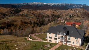 een luchtfoto van een huis op een heuvel bij Zodia Craiului in Peştera +18 foto's