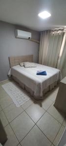 een slaapkamer met een bed in een kamer bij lazer & conforto BC in Balneário Camboriú +9 foto's