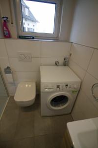 un piccolo bagno con servizi igienici e lavatrice di BodenseeLicht Studio Tettnang a Tettnang