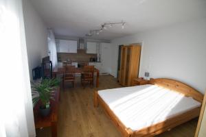 una camera da letto con un letto e una sala da pranzo di BodenseeLicht Studio Tettnang a Tettnang