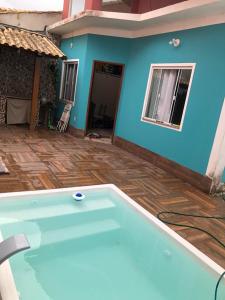 una piscina in una casa con parete blu di Casa unahome a Cabo Frio