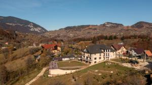 een luchtzicht op een groot huis in de bergen bij Zodia Craiului in Peştera
